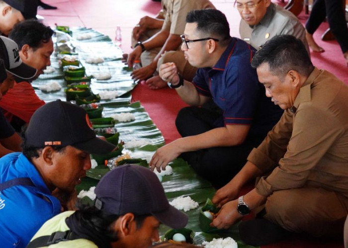 159 Orang Pasukan Gerak Cepat DLH Makan Siang Bersama Mas PJ