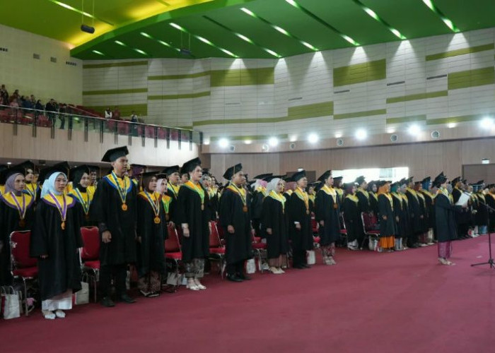 800 Lulusan Unej Kenakan Toga, Rektor Titip Empat Bekal untuk Masa Depan