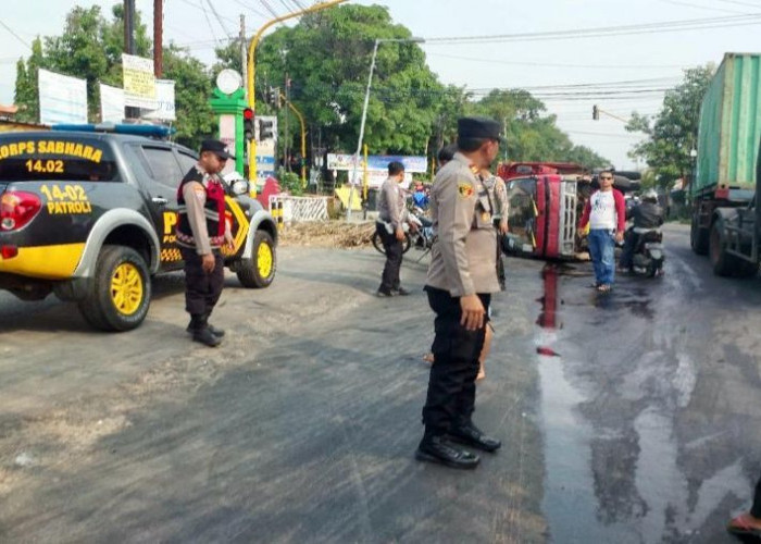 Truk Bermuatan Tebu Terguling di Pungging Mojokerto, Diduga Sopir Gagal Kendalikan Setir