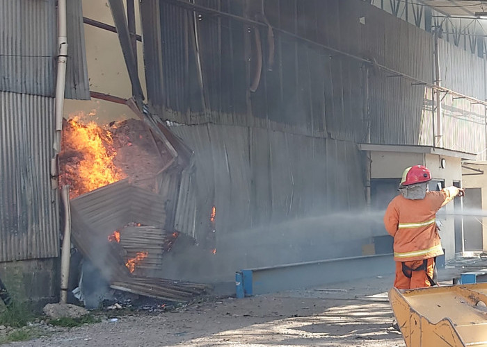 Gudang Penyimpanan Kertas di Mojokerto Terbakar