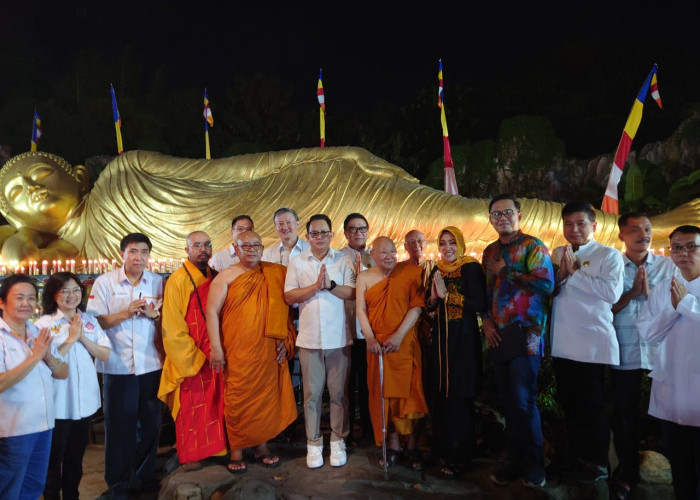 Kunjungi Budha Tidur di Trowulan, Pj Gubernur Jatim : Waisak Membawa Kedamaian dan Keharmonisan