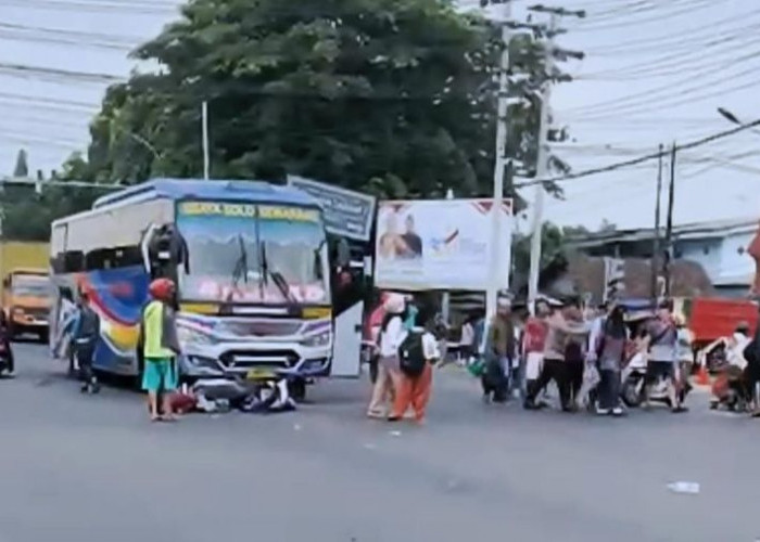 Terobos Lampu Merah, Bus Sugeng Rahayu di Mojokerto Tabrak Pemotor 