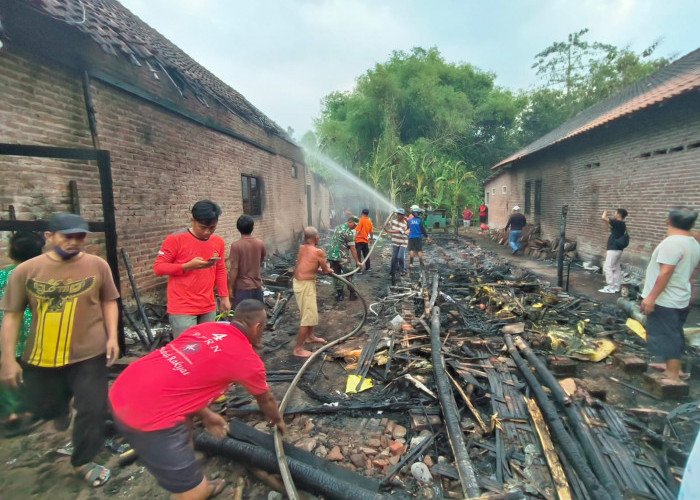 Gudang Penyimpanan Spon di Mojokerto Terbakar, Pemilik Gudang Dilarikan ke Rumah Sakit