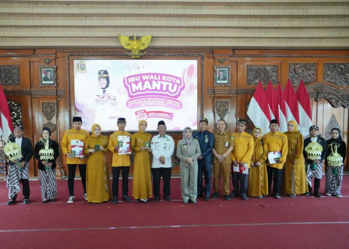 Akhirnya Sah di Mata Negara,4 Pasangan di Kota Mojokerto Tersenyum Genggam Buku Nikah 