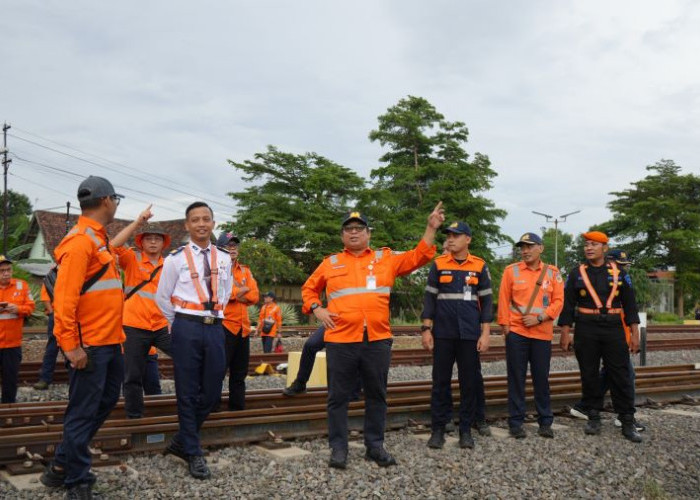 Pastikan Kesiapan Angkutan Lebaran 2026, Lintasan KA Stasiun Gubeng hingga Mojokerto Dilakukan Pengecekan