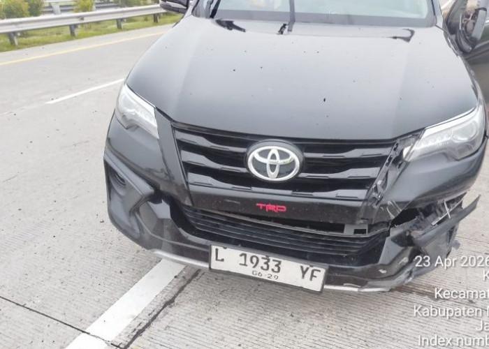 Diduga Sopir mengantuk, Fortuner Tabrak Guardrail di Tol Jombang - Mojokerto
