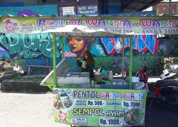 Pentol Warna Warni, Jajanan Unik di Bundaran Pacet Mojokerto