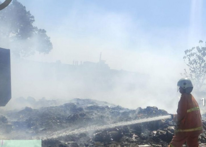 Tumpukan Sampah TPS3R di Jetis Mojokerto Terbakar, Dua Unit Damkar Dikerahkan