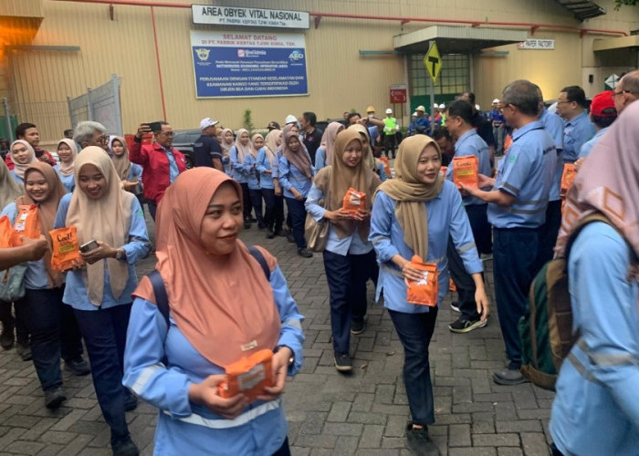 Bagi Takjil Unik di Tjiwi Kimia : Dari Karyawan, oleh Karyawan, untuk Karyawan