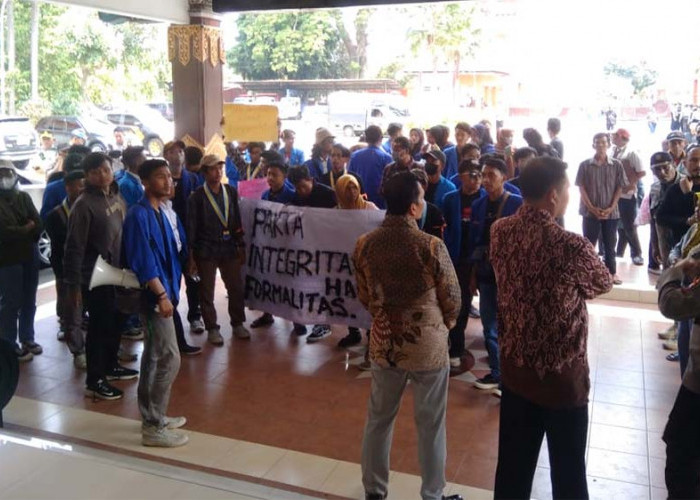 PMII dan PKL Mojokerto Gelar Aksi Demo Protes Penertiban Lapak PKL Modongan 