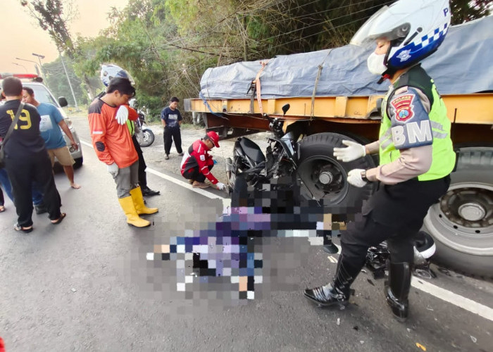 Pengendara Motor Asal Pamekasan Tewas Usai Tabrak Truk Parkir Pinggir Jalan di Mojokerto