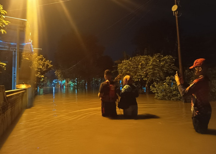 Hujan Deras, Beberapa Wilayah Mojokerto Banjir, Ratusan Rumah Terendam, Puluhan Lansia Dievakusi