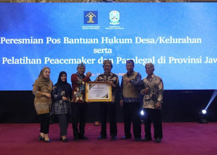 Bentuk Posbankum di 304 Desa dan Kelurahan, Antarkan Bupati Mojokerto Raih Penghargaan dari Menkum RI