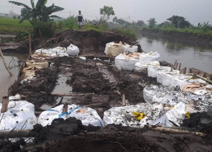 Dua Tanggul Jebol di Mojokerto Rampung, Satu Lagi Masih Dikerjakan Manual karena Akses Sulit