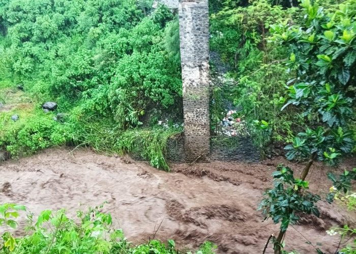 Akibat Banjir, Jembatan di Gondang Mojokerto Putus. Jembatan Daleman, Sambiroto, Sooko, sudah Tertutup Air