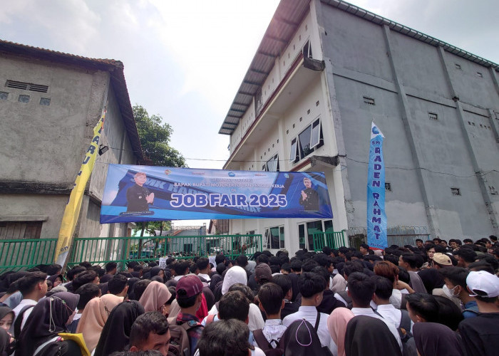 Di Tengah Sempitnya Lahan Pekerjaan, Ribuan Pelamar Kerja Memadati Job Fair 2025 di Mojokerto