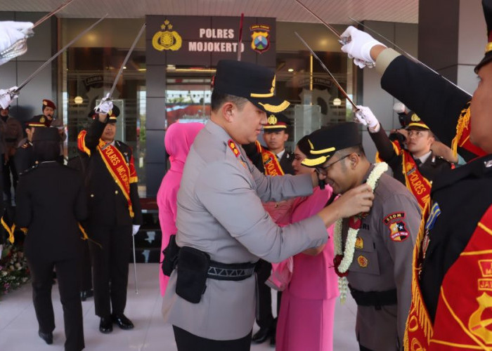Farewell Parade Polres Mojokerto, AKBP Andi Yudha Serahkan Estafet Kepemimpinan ke AKBP Erik Prakasa
