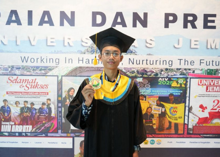 Wisudawan Terbaik Unej, Aditya Ardyansyah Membuktikan Organisasi dan Prestasi Akademik Bisa Berjalan Seiring