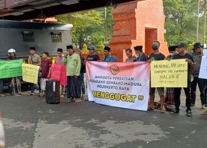 2Anggota Perdasema Mojokerto Raya Demo di Alun-Alun, Tuntut Transparansi Keuangan dan Laporan Pengeluaran