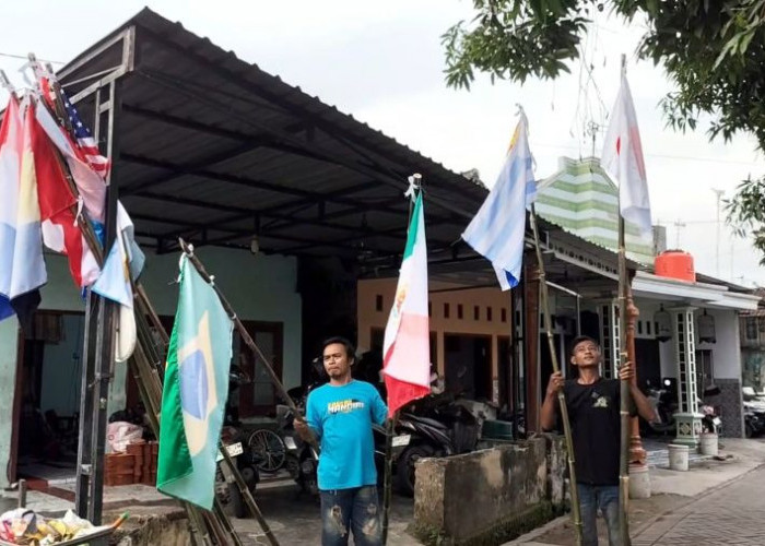 Warga di Mojokerto Ikut Semarakkan Piala Dunia Dengan Memasang 48 Bendera Peserta 