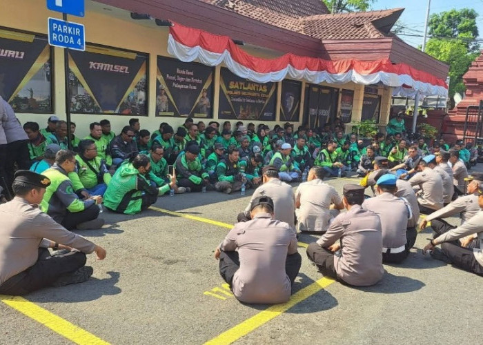 Ratusan Ojol Mojokerto Aksi Solidaritas dan Doa bersama untuk Affan di Polres Mojokerto Kota