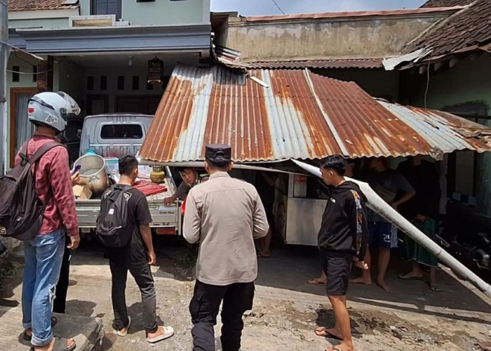 Pulang dari Wisata, Pikap Tabrak Motor, Mobil Hingga Rumah Warga di Pacet Mojokerto