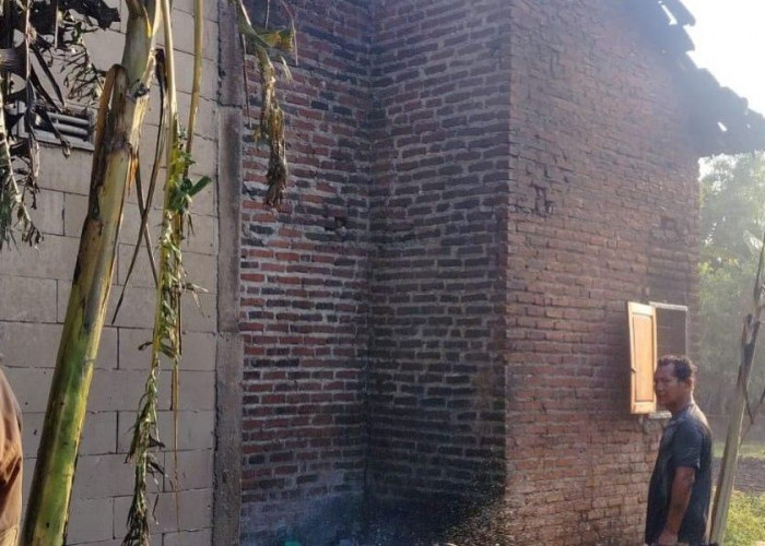 Dapur Rumah Warga di Bangsal Mojokerto Terbakar, Diduga Berasal Dari Pembakaran Sampah