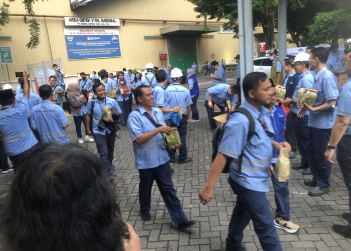 Bagi Takjil, PT Tjiwi Kimia Gunakan Bungkus Kertas Ramah Lingkungan