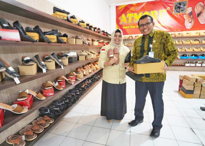 Tamu dari Kaltim ‘Kalap’ Borong Alas Kaki dan Batik Kota Mojokerto   