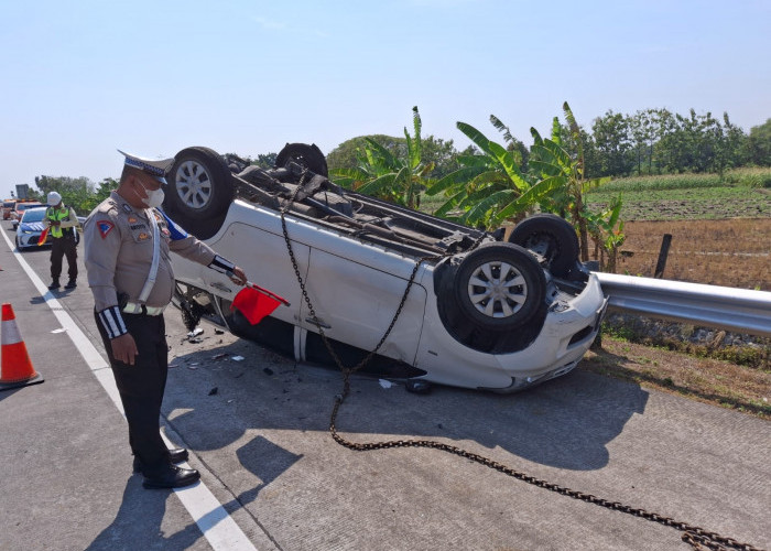 Ban Pecah, Mobil Avanza Berpenumpang 10 Orang Terbalik di Tol Jombang - Mojokerto