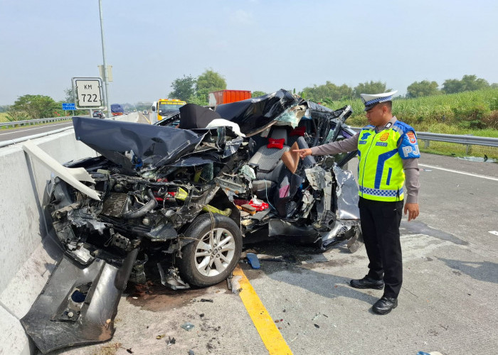 Mobil Innova Terlibat Kecelakaan di Tol Surabaya - Mojokerto, 2 orang Alami Luka Ringan 