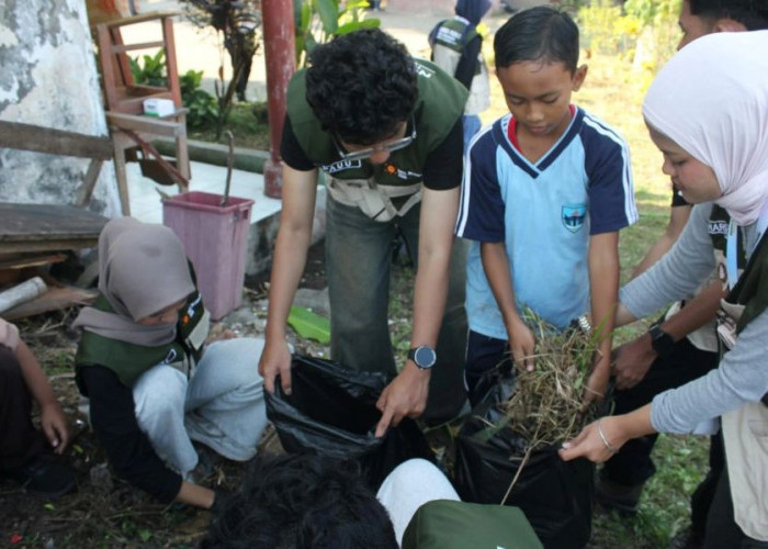 Mahasiswa Unair Ubah SDN Seloliman Trawas, Mojokerto Jadi Sekolah Lebih Hijau, Sampah Disulap Jadi Media Tanam