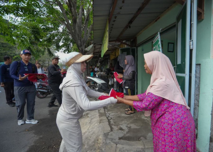 Sambut Bulan Kemerdekaan, Warga Mojokerto Terima Bendera Merah Putih Gratis
