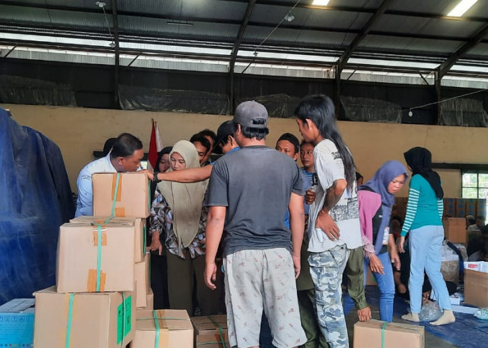 Sortir dan Lipat Kertas Suara, KPU Kabupaten Mojokerto Libatkan 350 Pekerja 