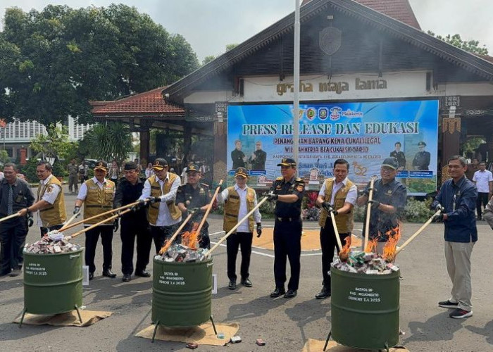 Pemkab Mojokerto bersama Bea Cukai Sidoarjo Musnahkan Rokok dan Miras Ilegal Senilai Rp 19,3 Miliar
