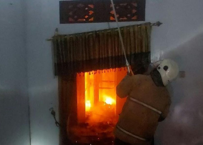 Rumah Warga di Dlanggu Mojokerto Terbakar