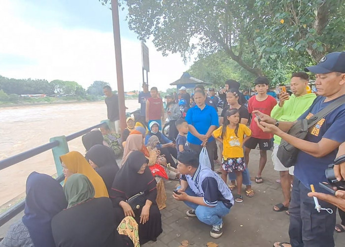 Pemuda Mojokerto Nekat Terjun ke Sungai Brantas, Diduga Karena Putus Cinta