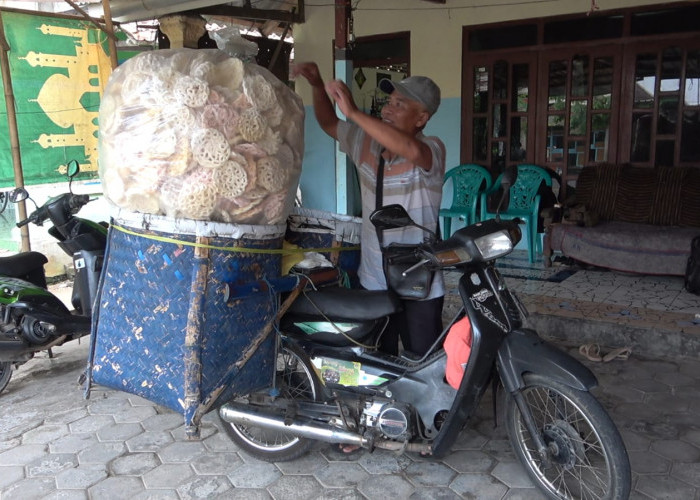 Perjuangan Pedagang Kerupuk Keliling di Mojokerto Naik Haji Bersama Istrinya, Nabung Selama 13 Tahun