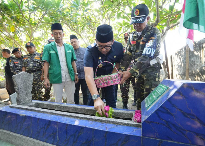 Kenang Heroisme Anggota Banser,  Pj Wali Kota Mojokerto  Ziarahi Makam Riyanto