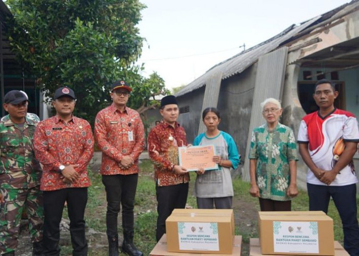 Bupati Al Barra Serahkan Bantuan Material dan Sembako untuk Korban Angin Kencang di Mojokerto