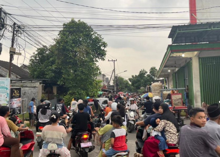 Warga Berburu Takjil, Jalan Suromulang Surodinawan Mojokerto Macet Total