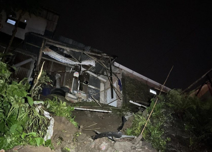 TPT Ambrol di Pacet Mojokerto Picu Longsor, Material Tutup Jalan Raya Pacet-Trawas