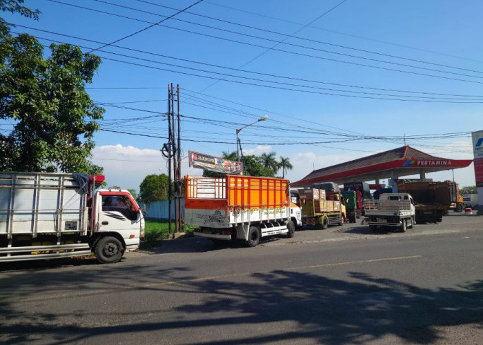 Berburu Solar dari SPBU ke SPBU, Sopir Truk di Mojokerto Kehilangan Waktu dan Penghasilan