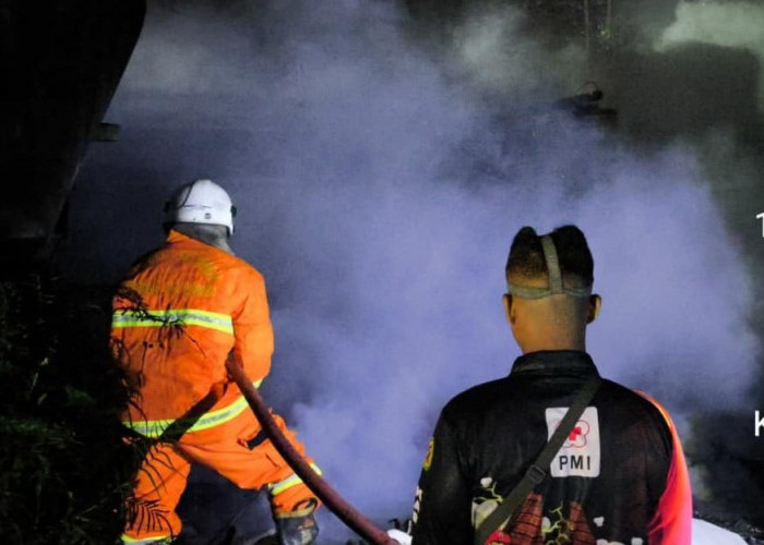 Lahan Rongsokan dan Tungku Tahu Terbakar di Jatirejo, Api Diduga Berasal dari Bara Sisa Produksi