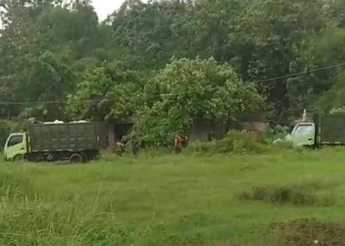 Terekam Kamera, Pembuangan Limbah B3 di Perumahan Trowulan Mojokerto, Warga Minta DLH Turun Tangan