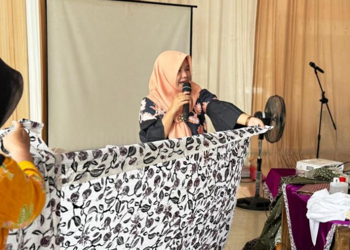 Hari Batik Nasional, KAI Daop 8 Gandeng UMKM Batik Bu Dar Mojokerto Ajak Penumpang Belajar Mencanting