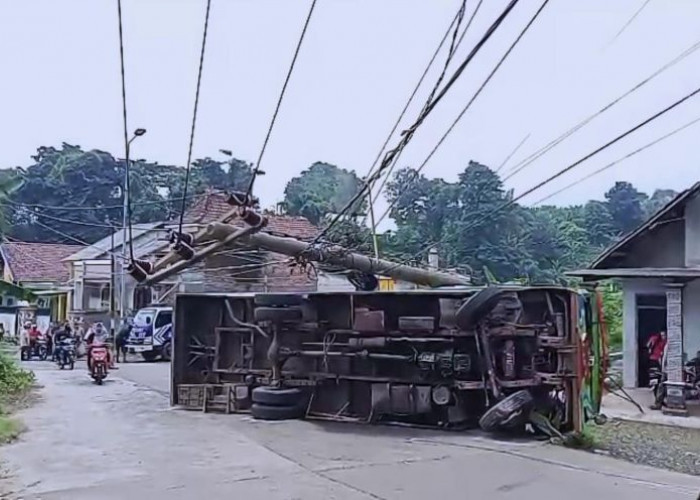Hendak Halalbihalal, Odong-odong Angkut 25 Penumpang Terguling di Mojokerto, Satu Orang Tewas