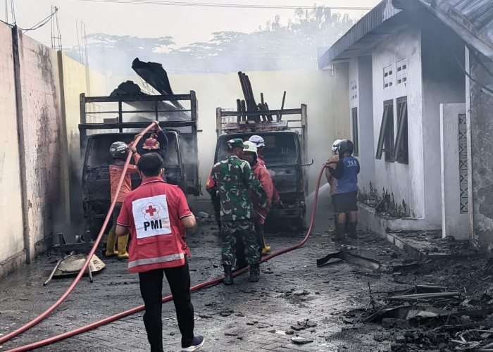 Gudang Plastik di Puri Mojokerto Terbakar, Dua Unit Truk Hangus