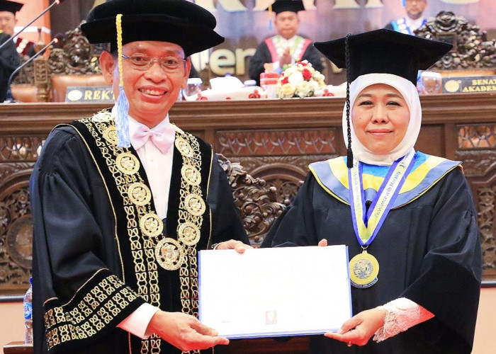 Gubernur Khofifah Raih Gelar Doktor Honoris Causa Bidang Ilmu Ekonomi dari Unair 