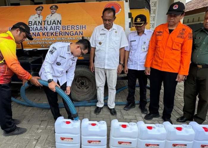 Kemarau Mengancam Pasokan Air, Bupati Mojokerto Salurkan 84 Tangki ke Desa Duyung Trawas